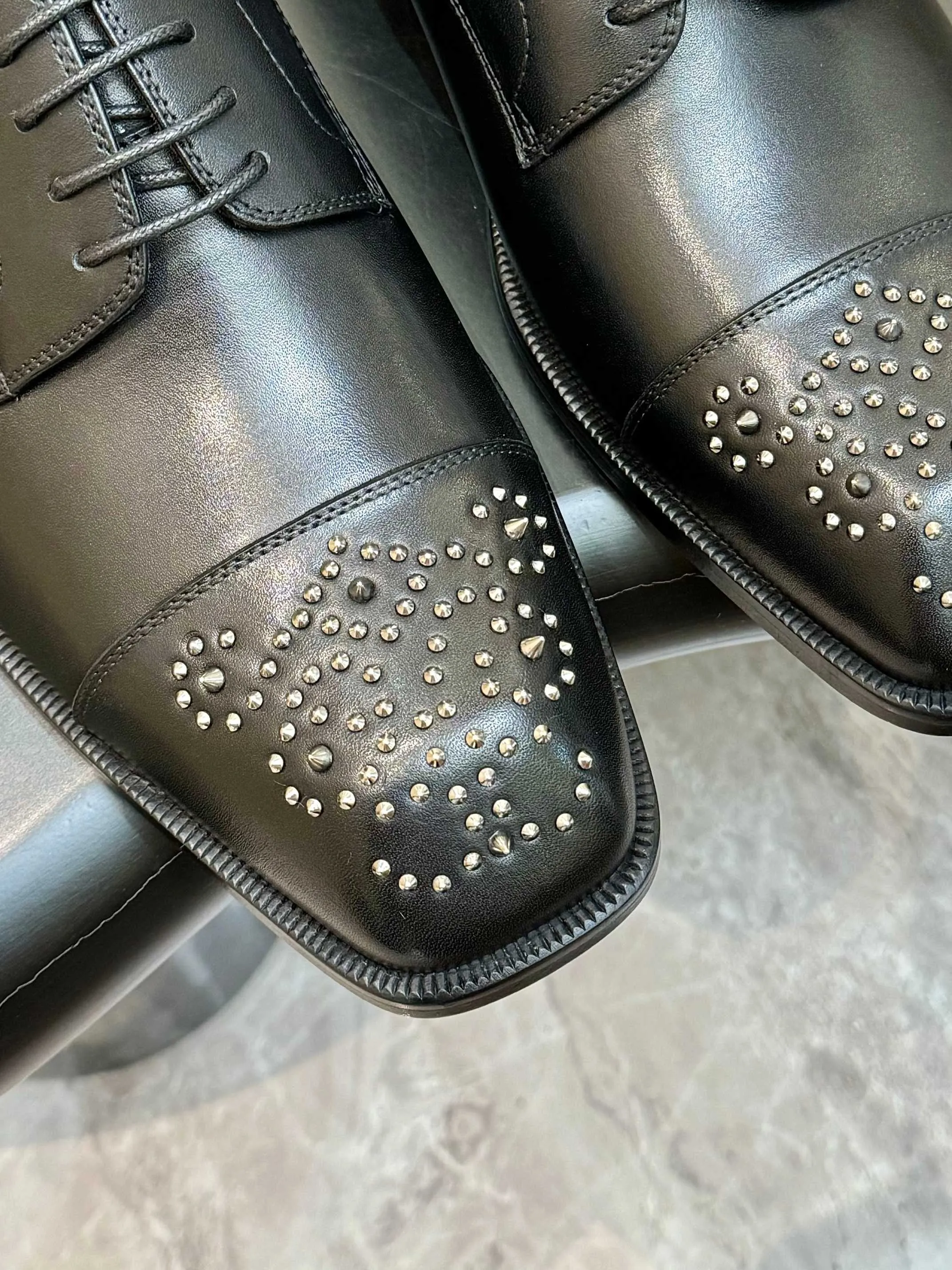 [CL red sole shoes] Top P: 1020💰 Size 39-44 (⚠️38.45.46.47 custom-made, non-returnable and non-exchangeable) 🆑High-end men's business formal leather shoes, original authentic top quality goods ••✅💯 Top original order purchasing agent! Original imported patterned cowhide ➕Imported cowhide lining ➕Cowhide feet ➕Original leather outsole~🉑️Feel free to compare the authentic ones!